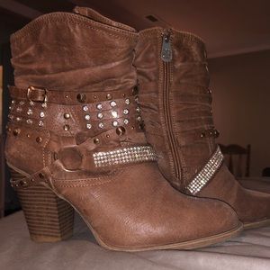 NWOT Daisy Fuentes brown suede ankle boots size 8M.